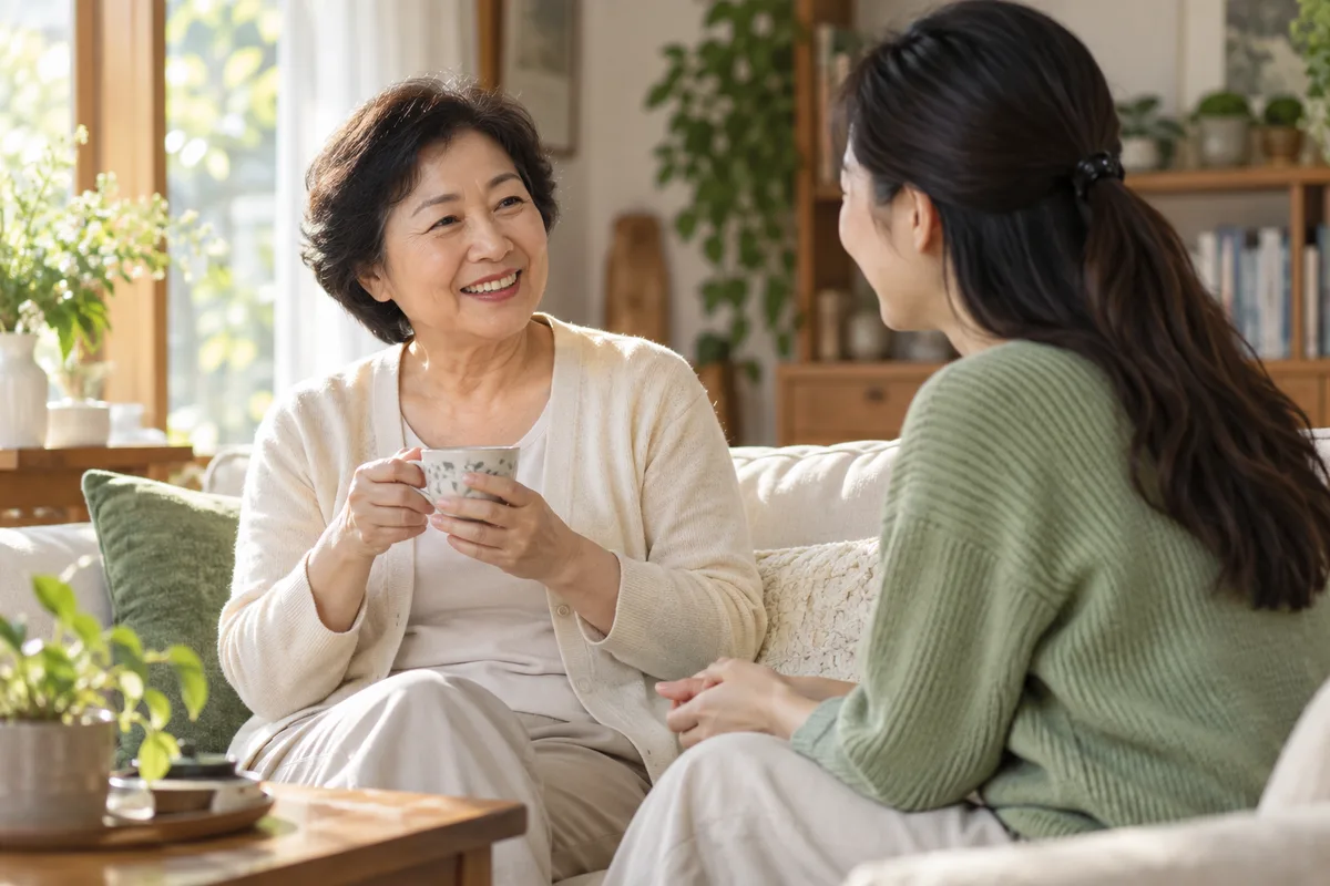 阳光下,母女在家中轻松交流、相互倾听